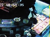 珠宝店遭抢劫 警方公开视频悬赏征线索