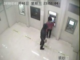 18岁男子银行持砖抢劫被拍下全过程