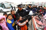 河南郑州警营开放日 市民亲密接触特巡警