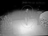 男子劫走超市2万余元被监控录像拍下