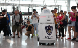 国内首台安保机器人在深圳机场上岗