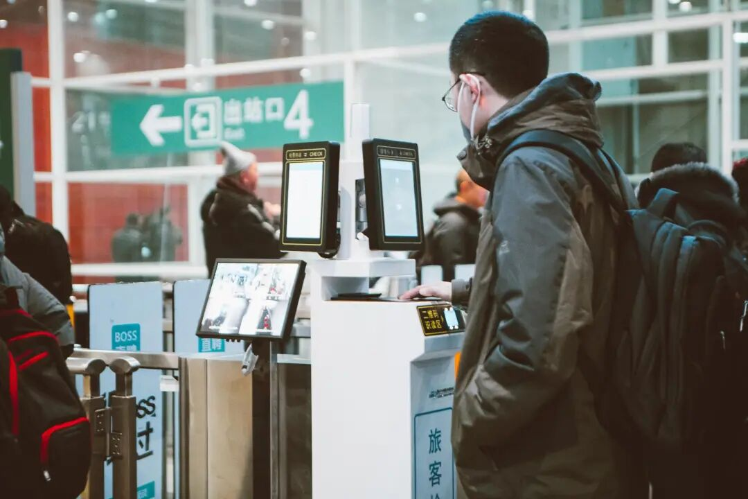 华北工控BIS-6680I工业AI整机:安检闸机实现“智能物联”的硬驱力