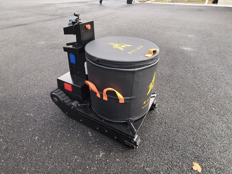 破局排爆痛点 台州公安自研防爆罐机器人亮相